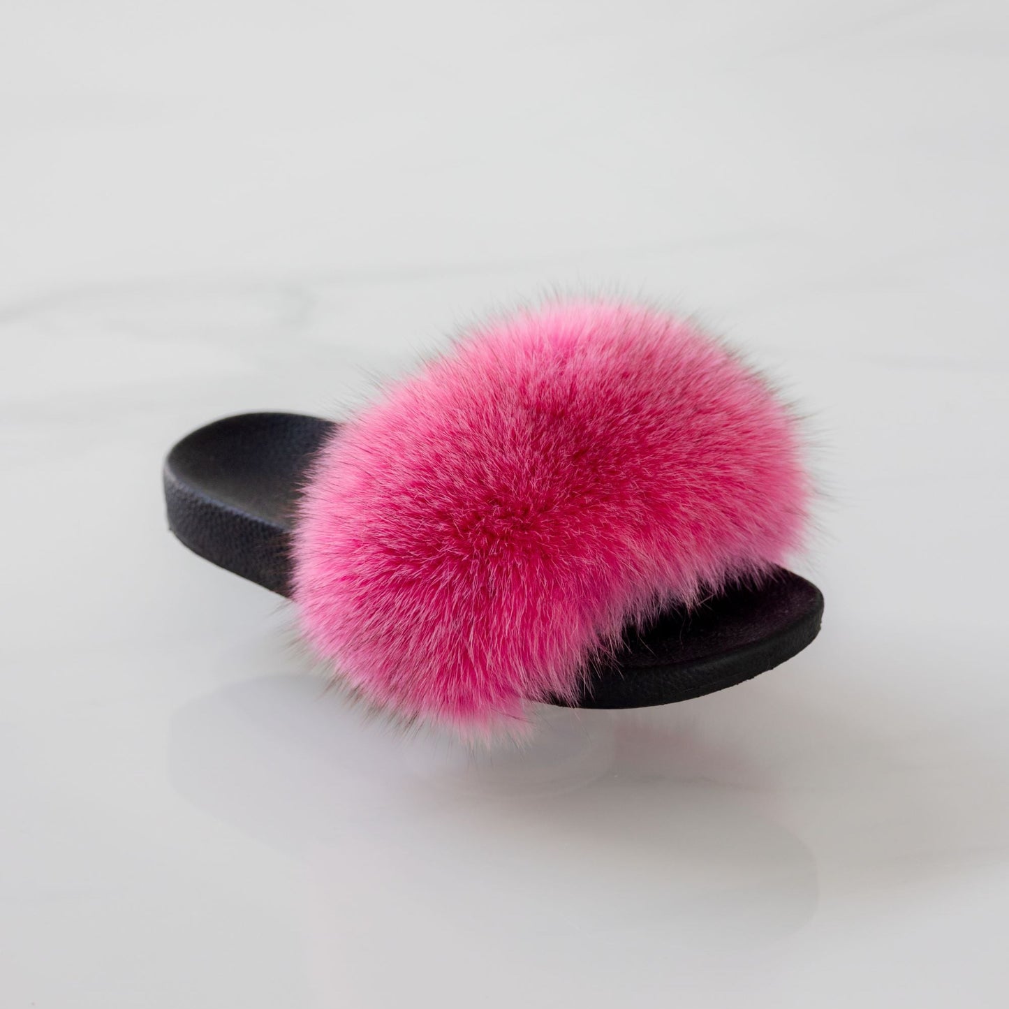 Sandales en fourrure rose fuchsia pour enfant – Confort et douceur