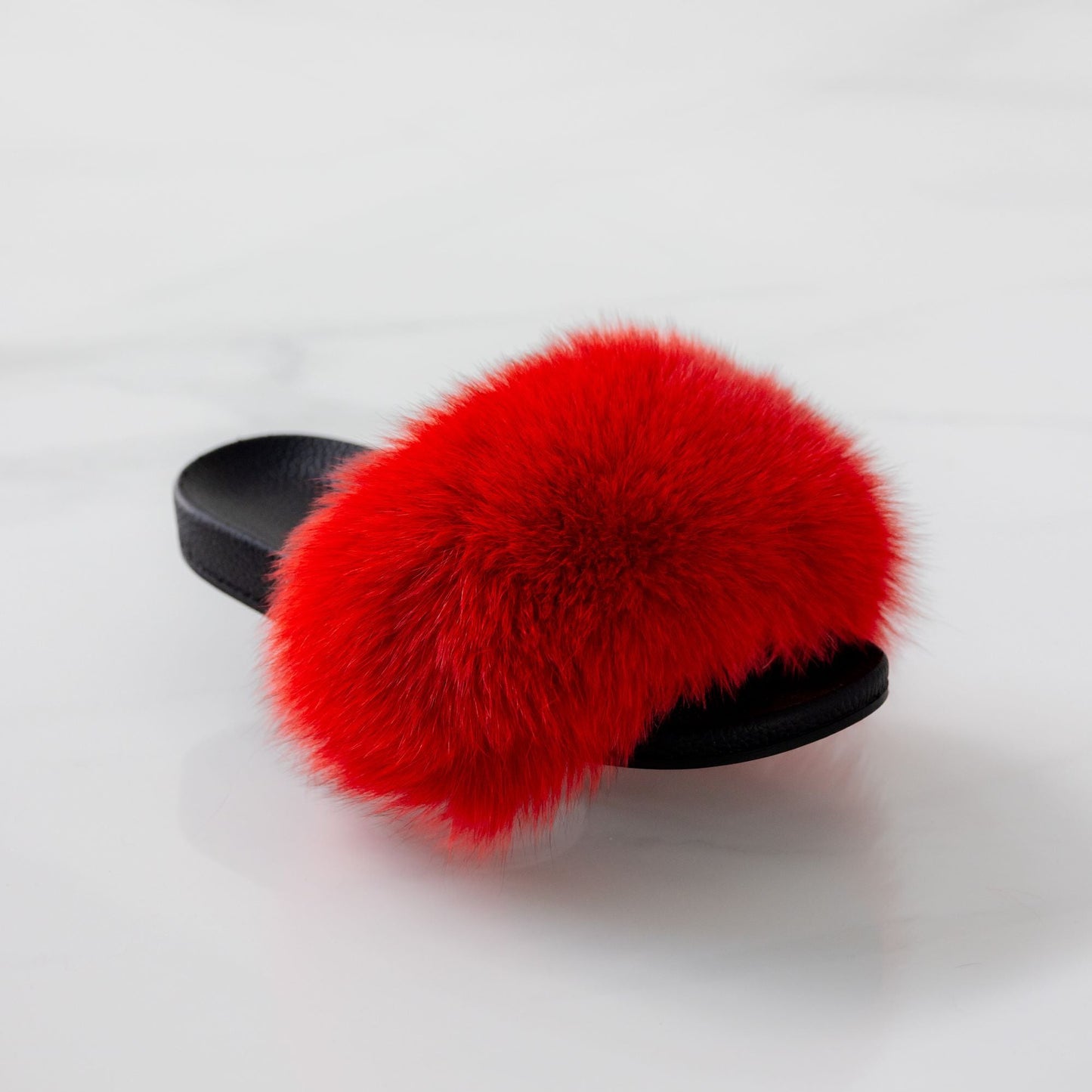Sandales en fourrure rouge intense  pour enfant – Confort et douceur